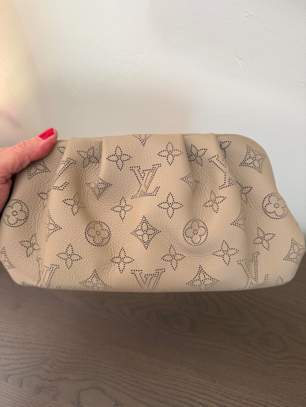 Louis Vuitton Scala Mini Pouch in Taupe Mahina Leather with Strap - Brand New - Picture 2 of 6